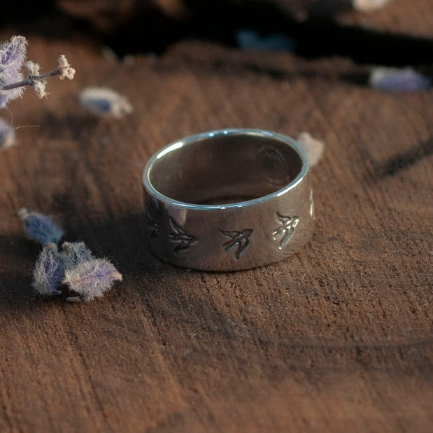 Details of the bird engraving of the Herondale family ring slim version